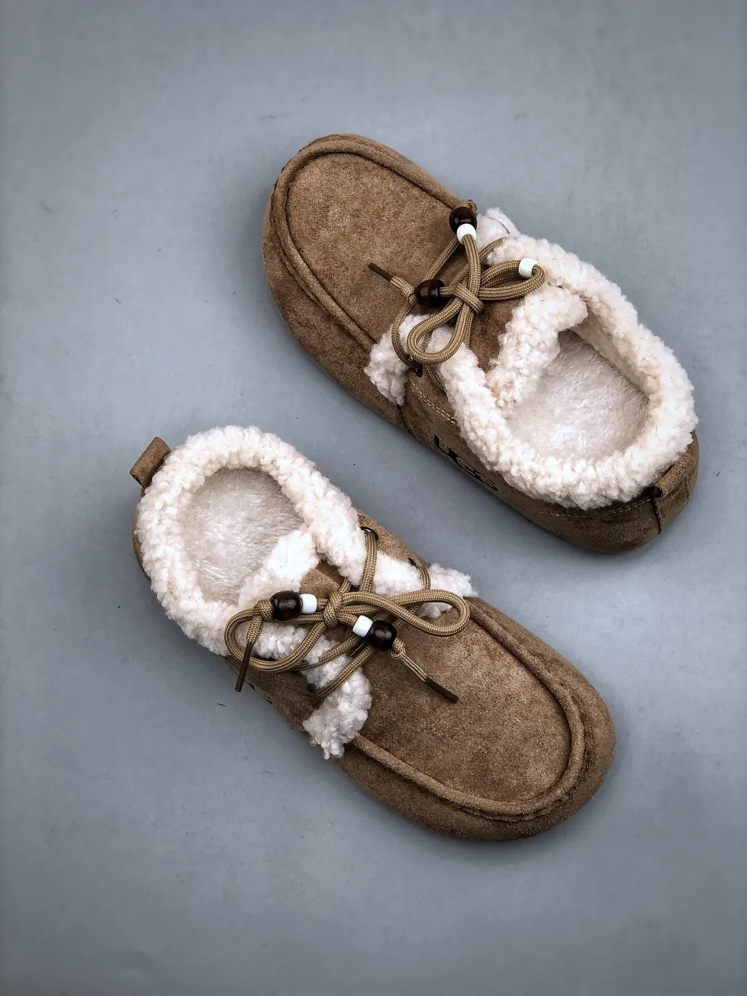💰260 supports store Z UGG2025ss official website latest hanni thick sole, I love it so much, and it is very light and easy to wear. When paired with socks, it has a super sweet girly feel. Dopamine color, full of vitality, really super girl ~ fall in love at a glance, original upper material, original outsole, soft and comfortable on the feet, versatile, long legs in seconds, a must-have summer item Code number: 35-40